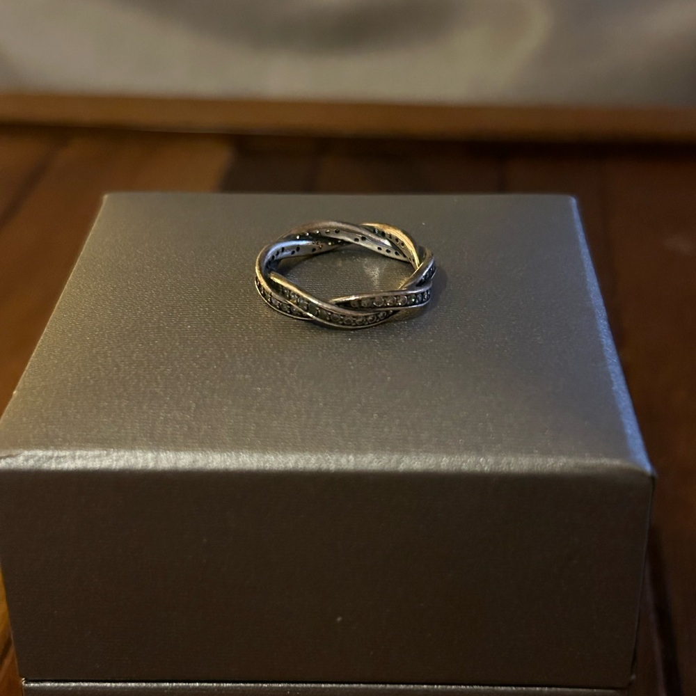 Pandora Sparkling Twisted Lines Ring